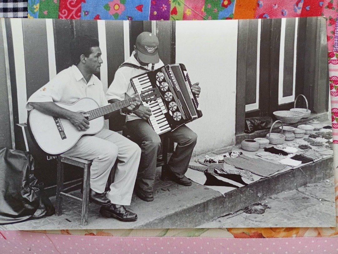 João sanfoneiro e Zequinha violeiro, conforme relatório. Acervo de Maria Helena Ribeiro Hugo, reproduzido por Parísina Éris Ilíade Tameirão Ribeiro; data da imagem original não informada, salvo indicação.