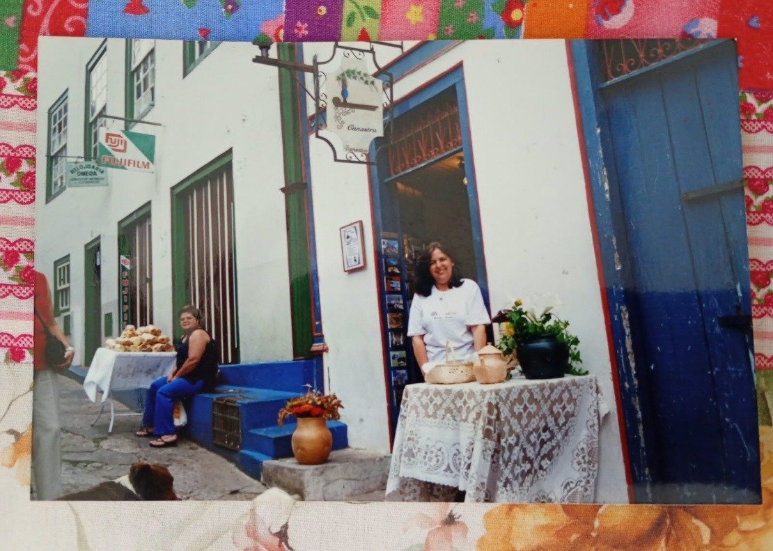 Quitandeiras no Café no Beco. Acervo de Maria Helena Ribeiro Hugo, reproduzido por Parísina Éris Ilíade Tameirão Ribeiro; data da imagem original não informada, salvo indicação.