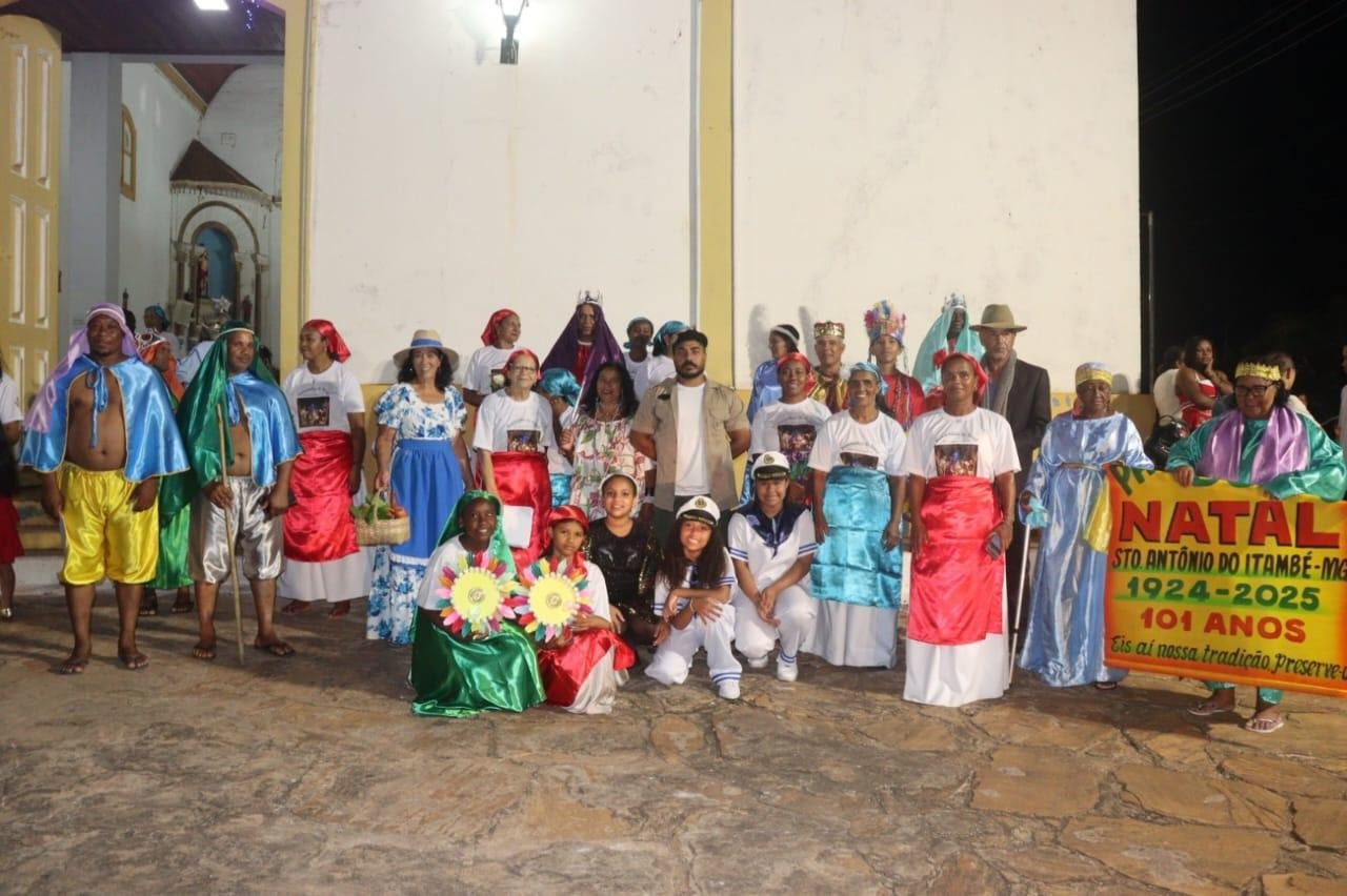 Grupo de Pastorinhas reunido com figurinos e adereços em Santo Antônio do Itambé