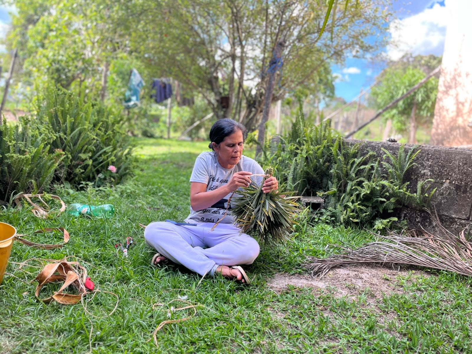 Confecção artesanal de vassoura com fibras vegetais em Capivari